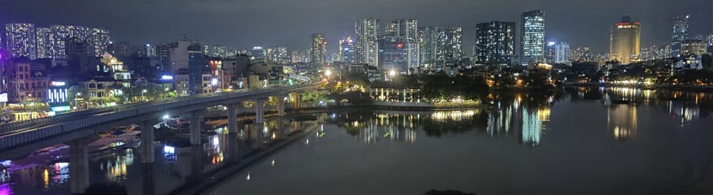 Hanoi Skyline bei Nacht - View von Rooftopbar