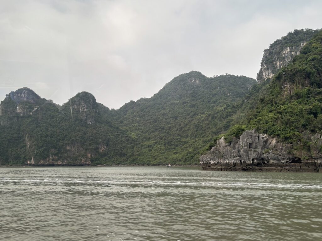 Auslblick auf die Kalksteinfelsen der Ha Long Bay