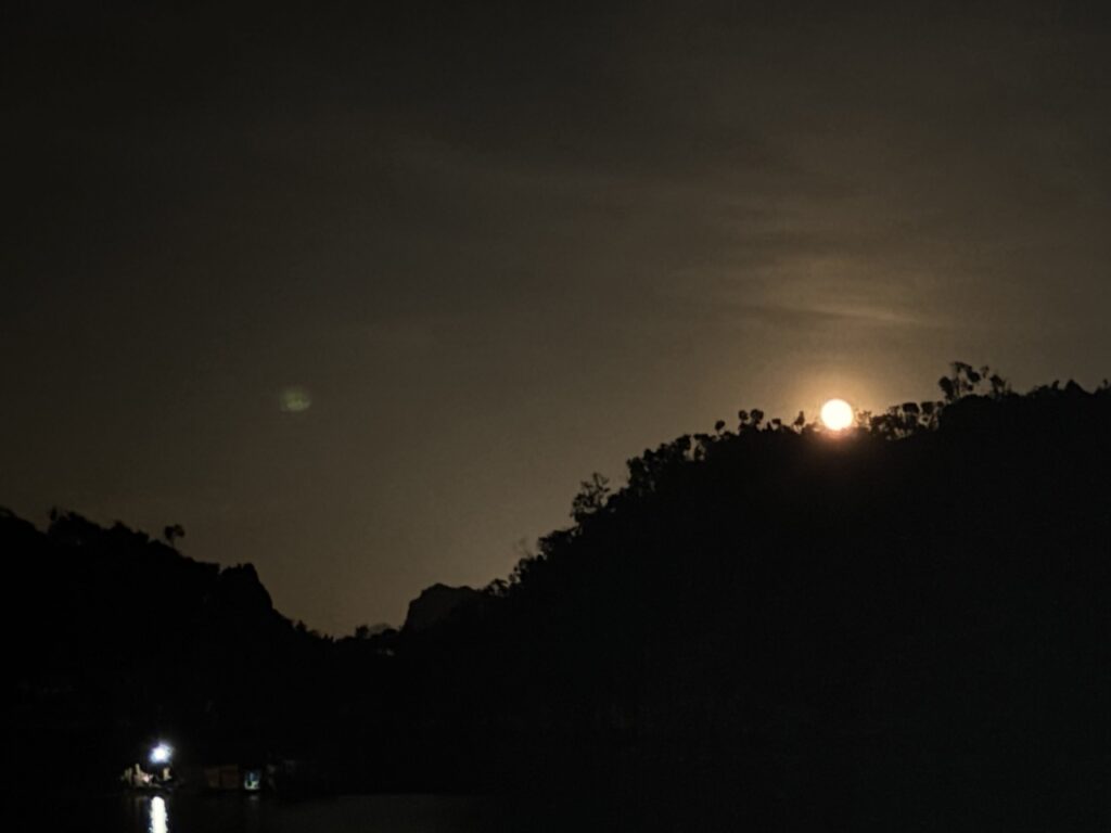ein wunderschöner Sonnenuntergang - unser Kapitän hat einen guten Spot ausgewählt