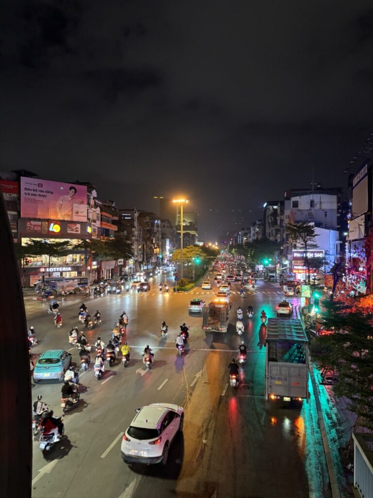 der berühmte chaotische Verkehr in Hanoi