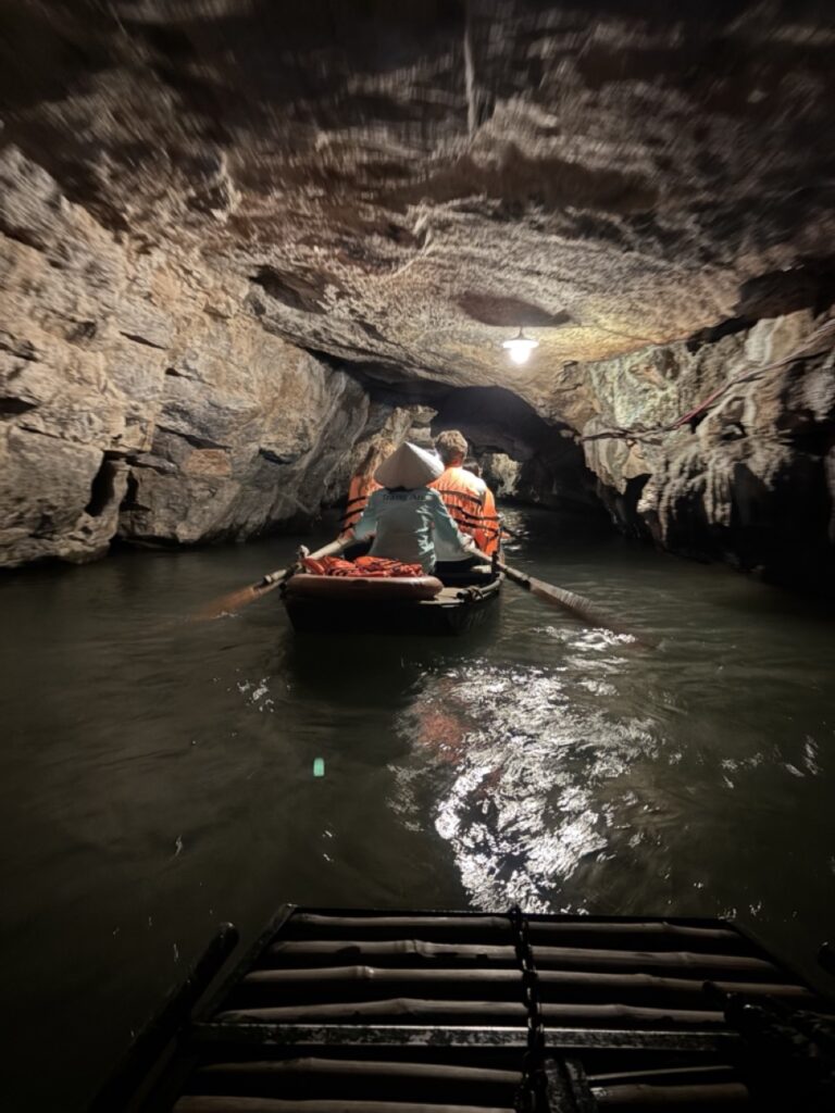 Ninh Binh – Bootstour durch Trang An mit Karstlandschaft, Vietnam.